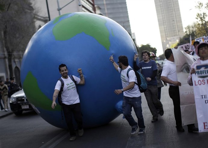Activistas de Greenpeace celebran la Hora del planete
