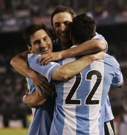 Messi e Higuaín celebran un gol de Argentina