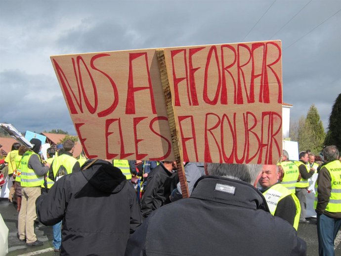 Protestas A La Entrada Del Congreso Del PP De Pontevedra En Silleda