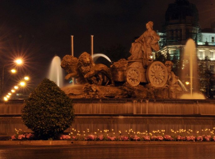 La Fuente de Cibeles sin luz exterior
