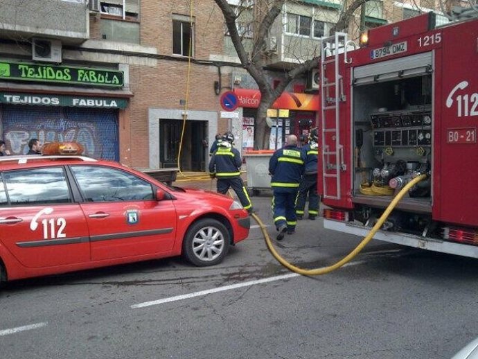 Bomberos intervienen en el incendio