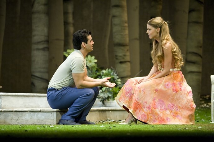 Fran Perea Y Manuela Velasco En 'Todos Eran Mis Hijos', De Claudio Tolcachir