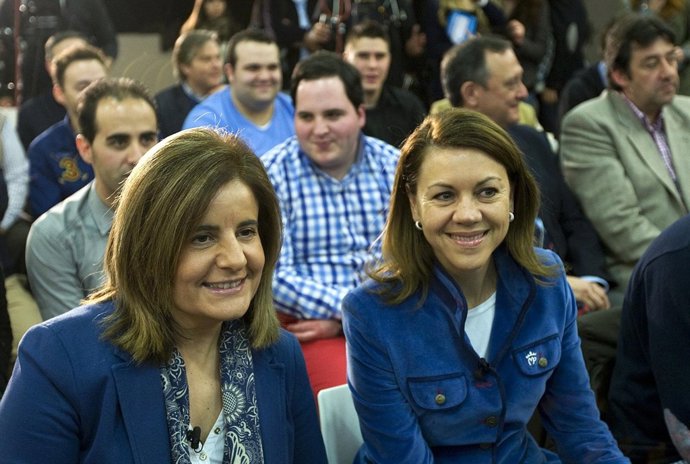 La ministra de Empleo, Fátima Báñez, junto a la presidenta de Castilla-La Mancha