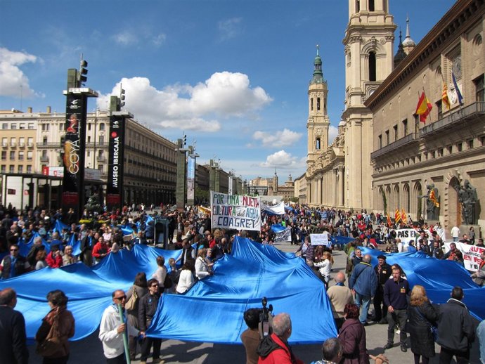 Protesta de Marea Azul contra la privatización del agua, en la Plaza del Pilar