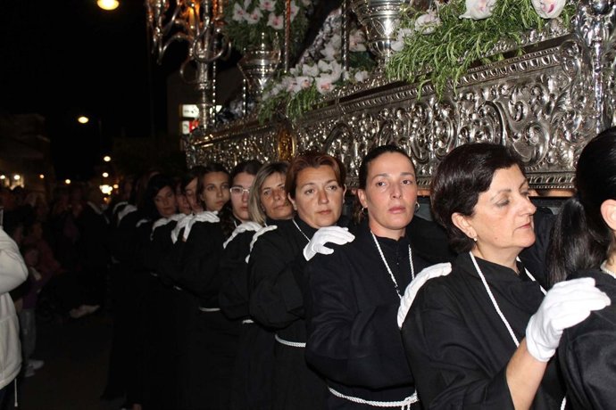 Mujeres portando un trono en Málaga Semana Santa