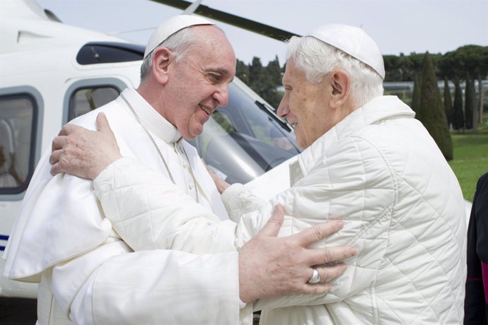 El Papa Francisco visita al Papa emérito Benedicto XVI