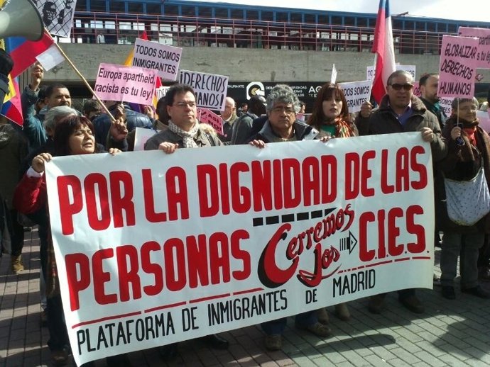 Noelia Martínez con representantes de la Plataforma de Inmigrantes