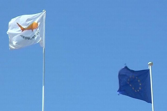 Eurogrupo cree que otro préstamo no ayudaría a Chipre

