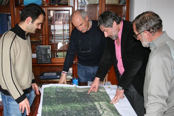 Alcalde y concejales con mapa