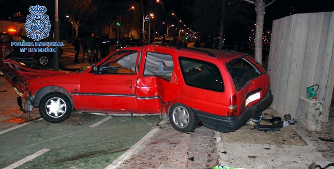 El vehículo ha chocado contra una farola y árboles tras darse a la fuga