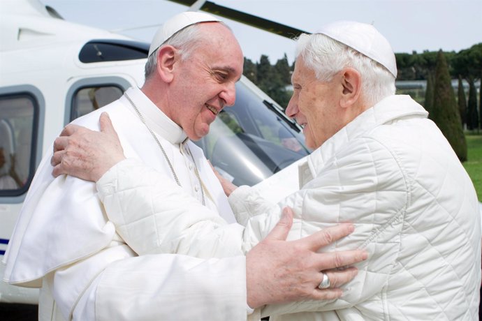Papa Francisco y Papa emérito Benedicto XVI