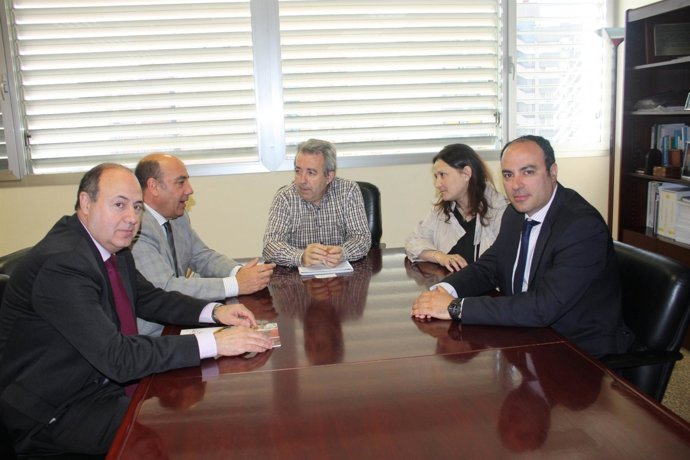 El consejero de Agricultura y Agua, Antonio Cerdá, se reúne con Hostecar