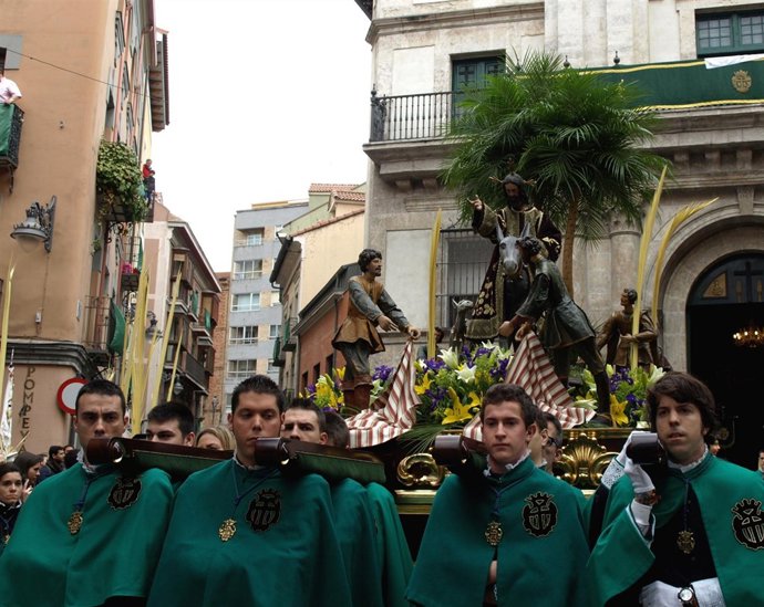 La 'Borriquilla', portada a hombros a su salida de la Iglesia de la Vera Cruz