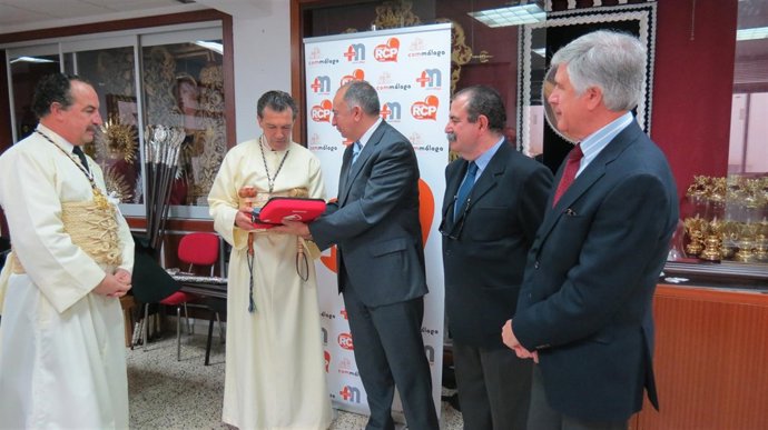 Antonio Banderas se interesa por un desfibrilador para Fusionadas