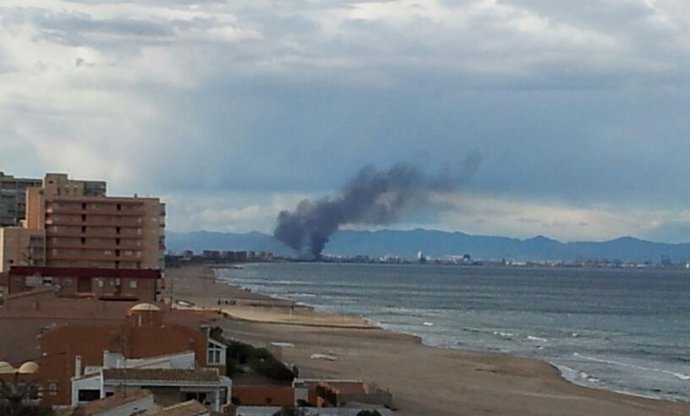 Imagen de la columna de humo desde El Perelló