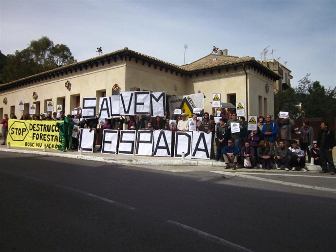 Miembros de Bosc Viu protestan en Eslida
