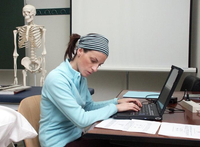 Estudiante con ordenador 