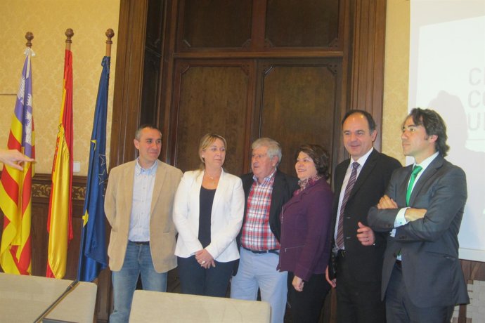 Lourdes Cardona y César Pacheco presentan proyecto centros comercilaes urbanos