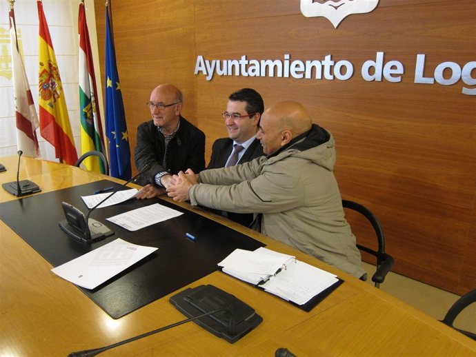 Merino, Yangas y Brahin se saludan tras firmar el convenio