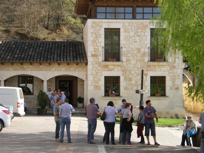 Visitantes que acuden a Bodegas Valsotillo.     