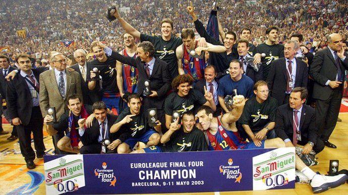Plantilla del FC Barcelona que ganó la Euroliga en 2003
