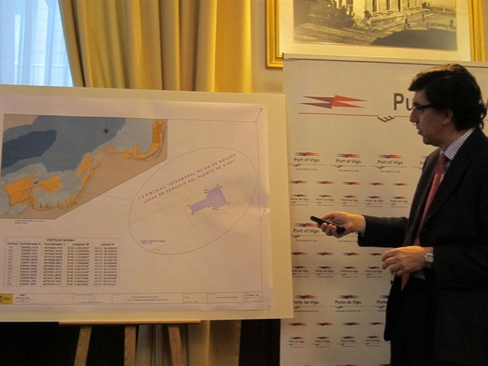El presidente del Puerto de Vigo muestra un proyecto.