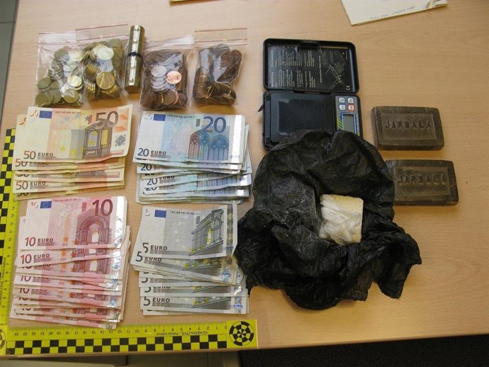 Material intervenido por tráfico de drogas en Cambre (A Coruña).