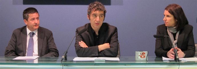 Cruz en medio en rueda de prensa