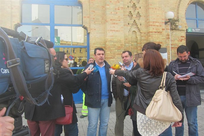 El secretario de Organización del PSOE de Huelva, Jesús Ferrera, y Sánchez Rufo.