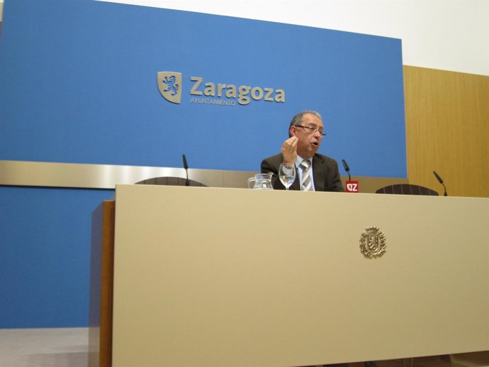 El vicealcalde de Zaragoza, Fernando Gimeno, en rueda de prensa este lunes
