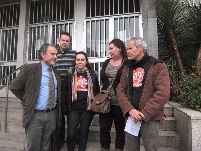Miembros de la Plataforma 'Stop Desahucios' de Córdoba