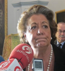 Barberá atendiendo a los medios de comunicación 