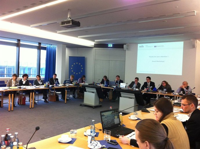 Técnicos del Gobierno foral participan en un taller sobre Innovación Abierta.