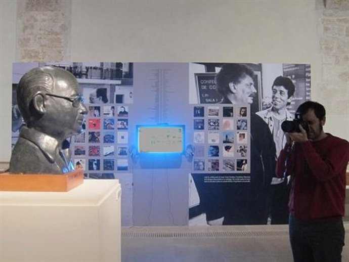 Un hombre fotografía un busto del poeta Estellés