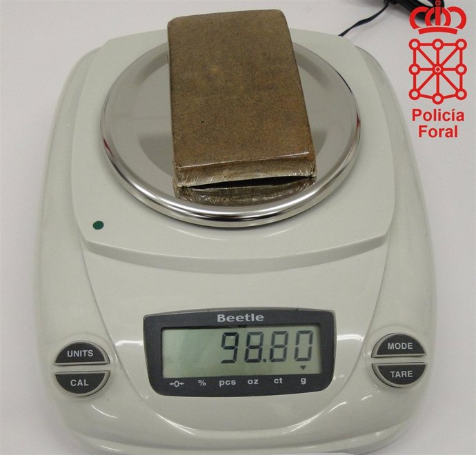 Tableta de hachís incautada en Bera por la Policía Foral.