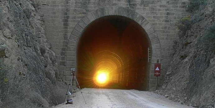 El sol atravesando el túnel de Valdealgorfa (Teruel)