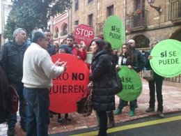 Carmen Rodríguez Manuiega con activistas anti desahucios