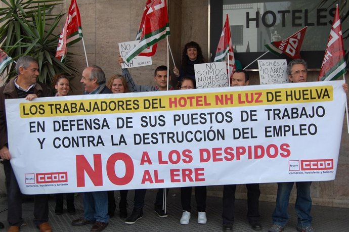 Concentración en el hotel NH Huelva