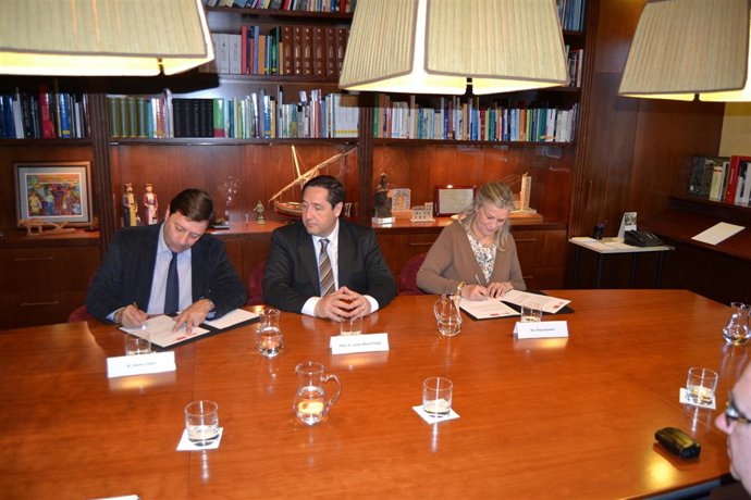 Xavier Tubert, Josep Maria Pelegrí y  Pepa Aymamí en la firma del convenio 