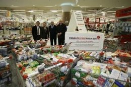 Responsables de la campaña solidaria junto a los alimentos 