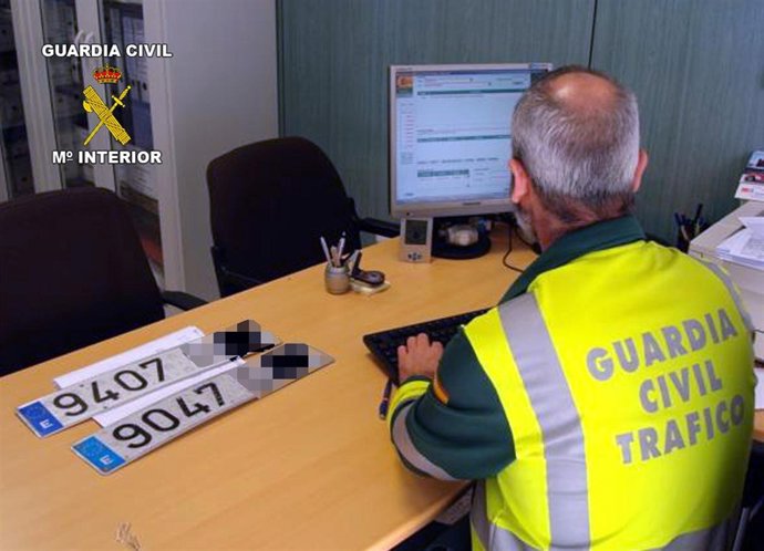 Imagen del taller para falsificar matrículas