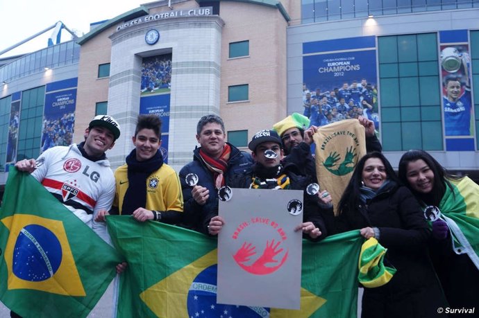 Aficionados brasileños muestran su apoyo a los awás en el partido contra Rusia