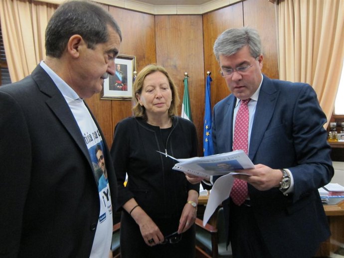 Padres del joven fallecido Javier Joyanes junto a Fernández de Moya hoy
