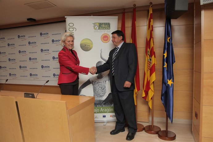 Pilar Muro y Alfredo Caldú tras firmar el acuerdo