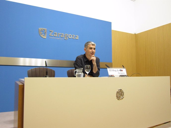 El portavoz municipal de CHA, Juan Martín, en el Ayuntamiento de Zaragoza