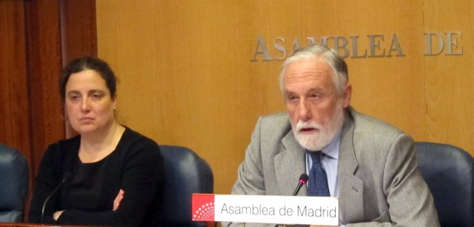 Luis Velasco y Elvira García tras la Junta de Portavoces de la Asamblea