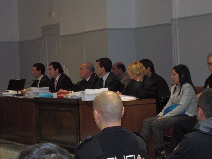 Los acusados junto a sus letrados en la primera sesión de la vista oral