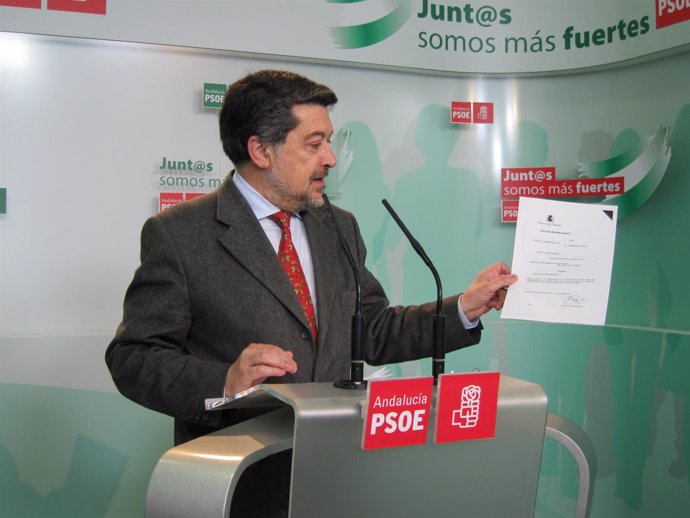 El diputado del PSOE Javier Barrero, hoy en rueda de prensa