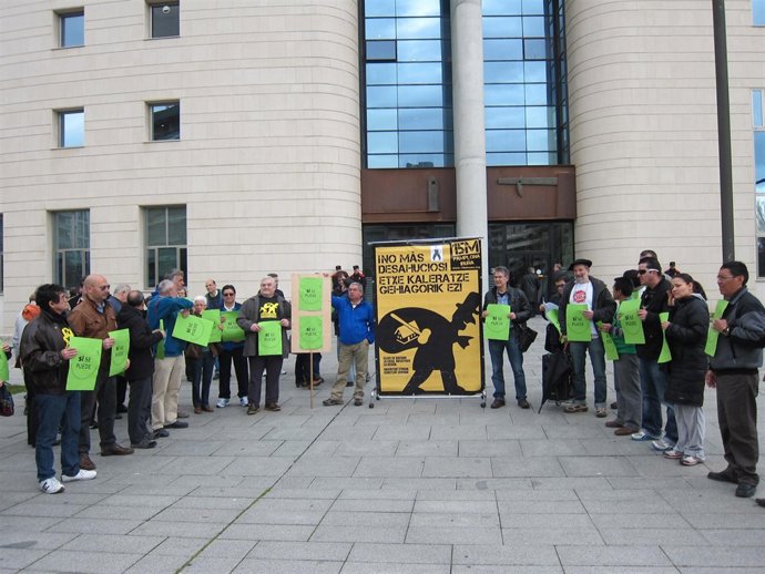 Miembros de la PAH Navarra frente al Palacio de Justicia.
