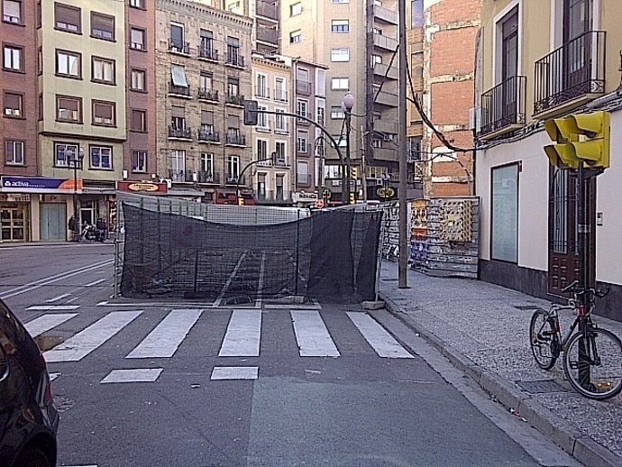 El carril bici en el Coso Bajo que queda interrumpido por unas obras